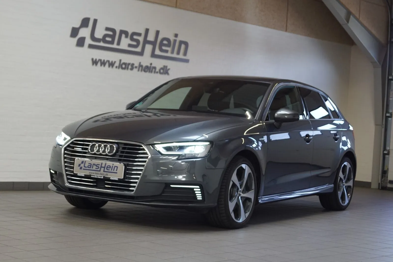 Audi A3 1,4 e-tron S-line Sportback S-tr. 5d Image 1